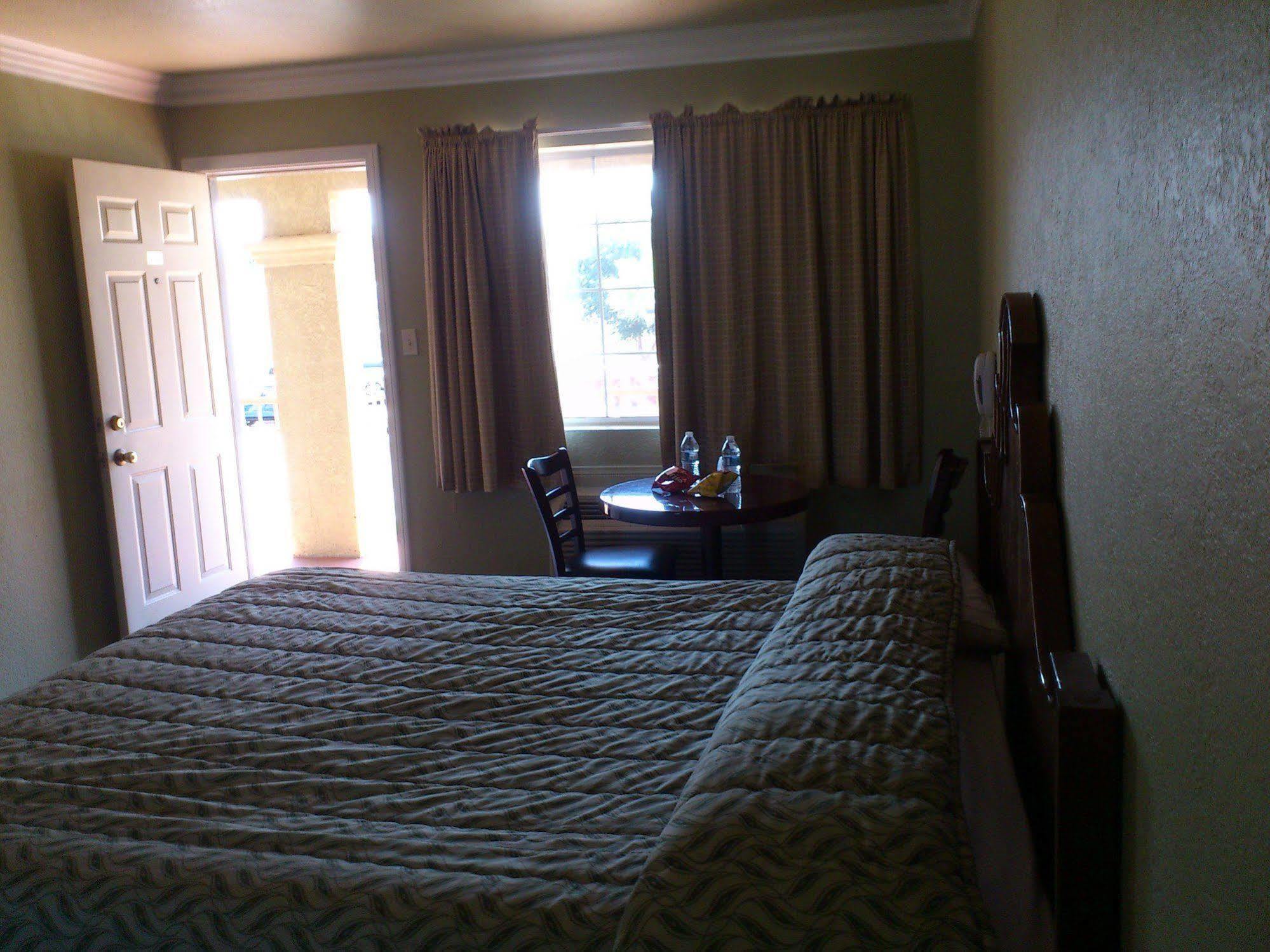 Santa Ana Travel Inn Екстериор снимка