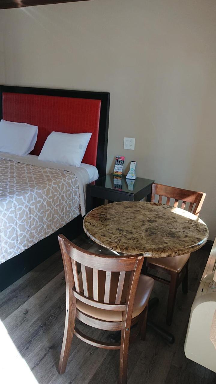 Santa Ana Travel Inn Екстериор снимка